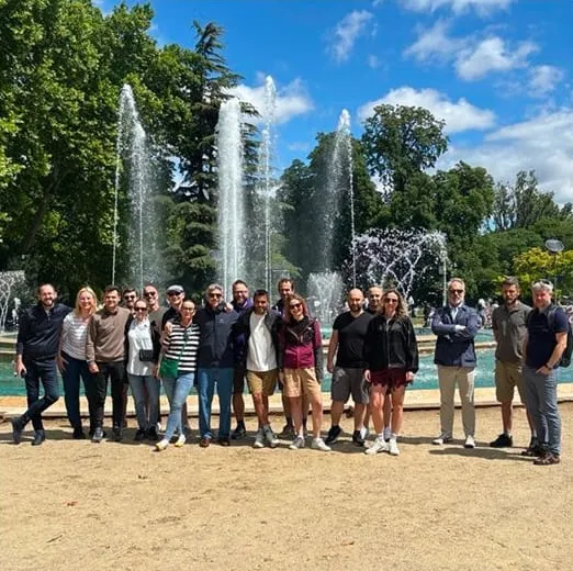 La squadra di spedire in gita, davanti a una fontana