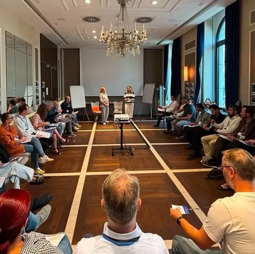 Una sessione di lavoro della squadra in sala riunioni