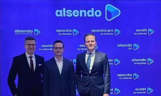 Tre manager davanti al palco con i marchi del gruppo alsendo