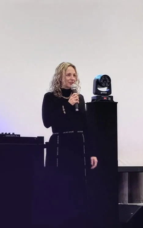 Un intervento al microfono durante un evento alsendo